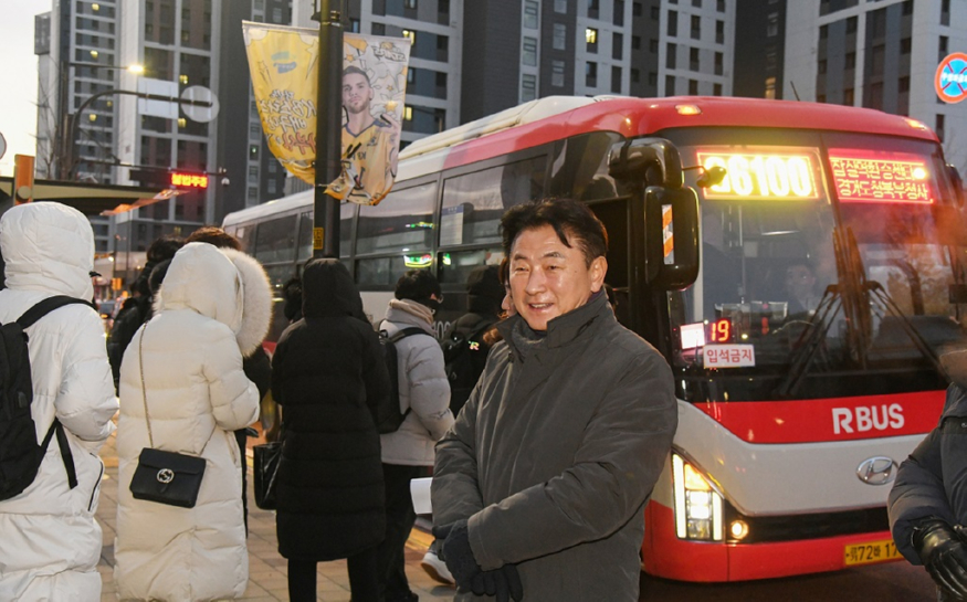 시민소통담당관(내 삶을 바꾸는 의정부, 변화의 시간 2년 ⑤교통이 편리한 도시, 의정부)11-광역버스 G6100번 고산지구  출근길 현장점검.jpg