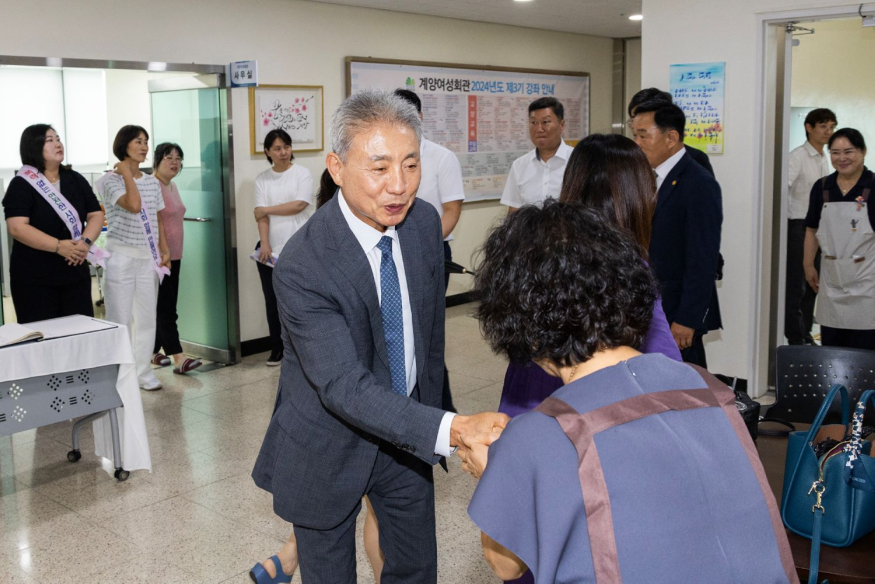 0823 윤환 구청장, 계양구여성단체협의회 ‘일일찻집’ 방문 격려 (1).jpg