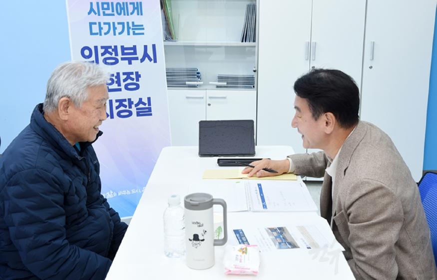 2.노인복지과(의정부시, 노인 맞춤돌봄으로 초고령사회 대비 강화)2-송산노인종합복지관 현장시장실.JPG
