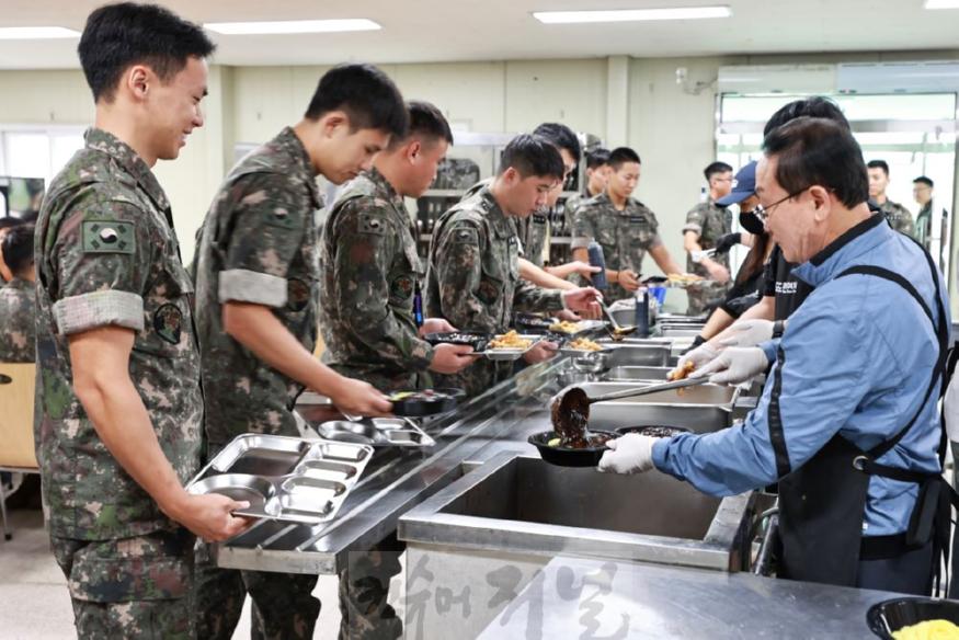 연천군·5사모·더벤티, 군 장병 짜장 봉사 및 율무음료 시음 행사.jpg