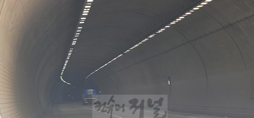 4. 파주시, 갈곡터널 최신 등기구로 교체…도로교통안전 강화_교체 전.jpg