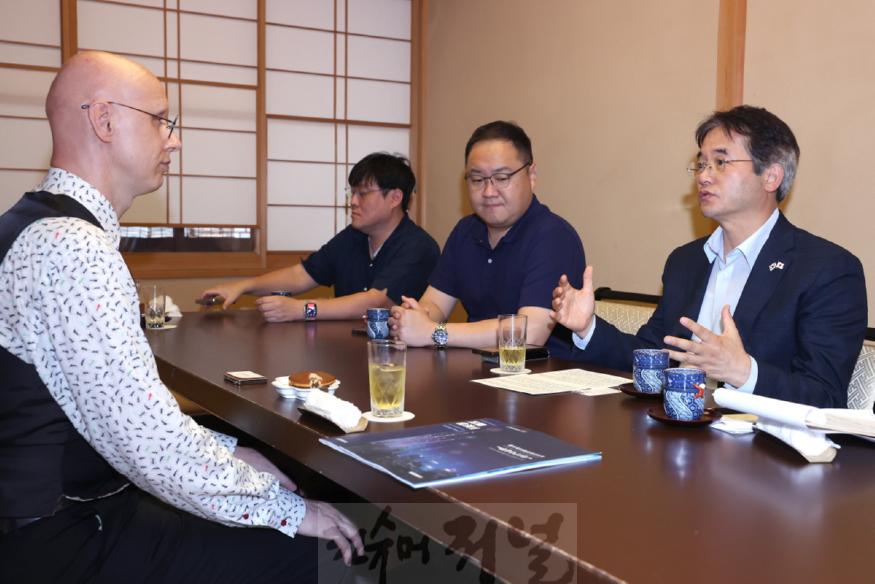 1-4. 일본게임보존협회 조셉 레돈 이사장에게 고양경제자유구역 설명하는 이동환 고양특례시장.jpg