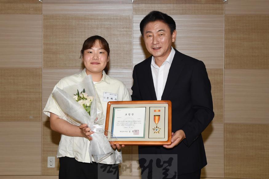 2.청년정책과(의정부시, 2024 올해의 청년상 8인 시상).jpg