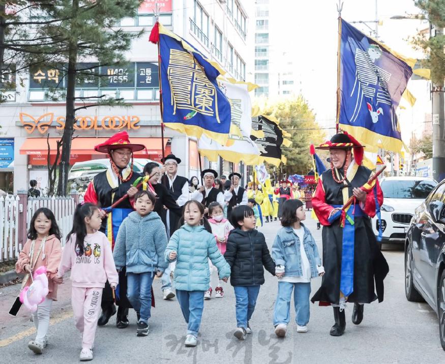 기획보도 사진2_2023 인선왕후축제 ‘인선왕후 가례의식’. 임병택 시흥시장과 아이들이 함께 행진하고 있다.jpg
