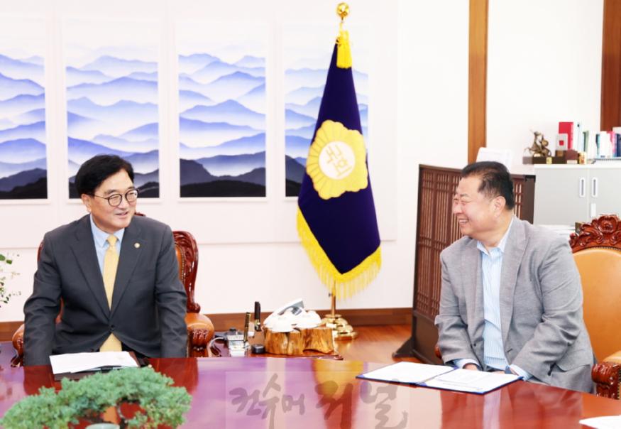 1.김경일 파주시장, 우원식 국회의장 만나 알이100(RE100) 무역장벽 극복 위한 정책 건의 (1).jpg