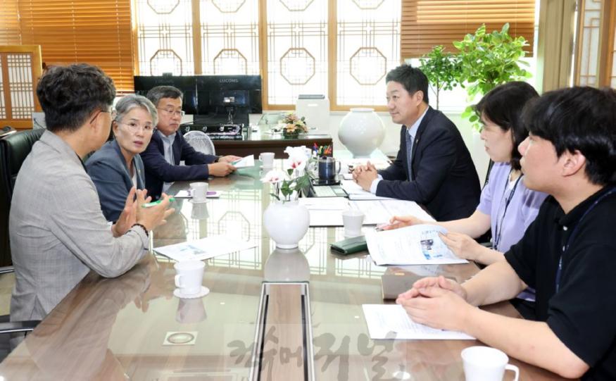 240905 김진경 의장, 시흥시 관계자와 _방산 화물공영차고지 조성사업_ 논의...재정지원 축소 해결책 모색.jpg