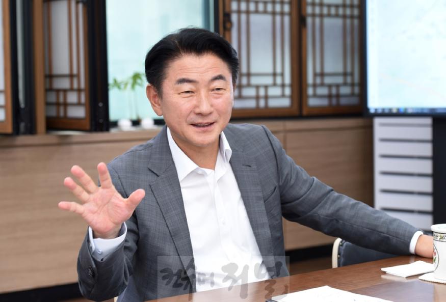 시민소통담당관(내 삶을 바꾸는 의정부, 변화의 시간 2년 ⑥머물고 싶은 문화도시, 의정부)1-김동근 의정부시장.JPG