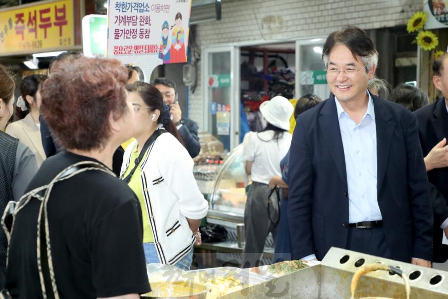 1-1. 지난해 추석 맞아 전통시장 방문한 이동환 고양특례시장.jpg