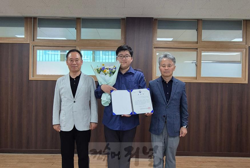 (보도사진) 20240909 인천병무지청, 학교에서 성실복무 중인 사회복무요원 표창(사진설명 왼쪽부터 김상현 원미초등학교 교장, 김세창 사회복무요원, 윤관식 인천병무지청장).JPG