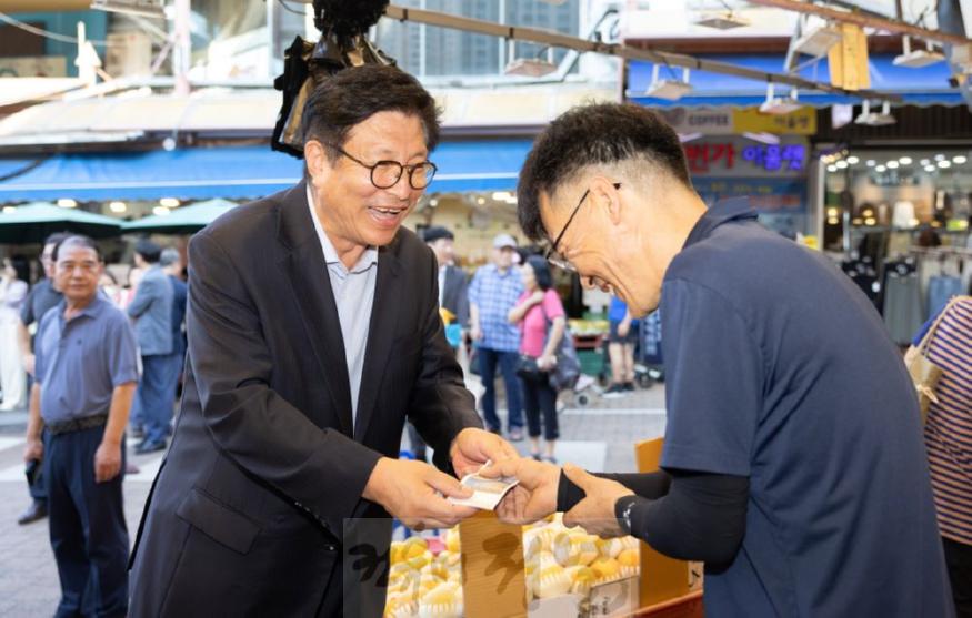 2. 도성훈 인천광역시교육감, 추석 앞두고 전통시장 장보기 행사 참여 (1).jpg