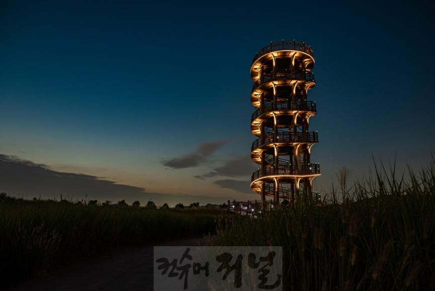 보도자료2 빛의 향연 가득한 갯골생태공원 흔들전망대.jpg