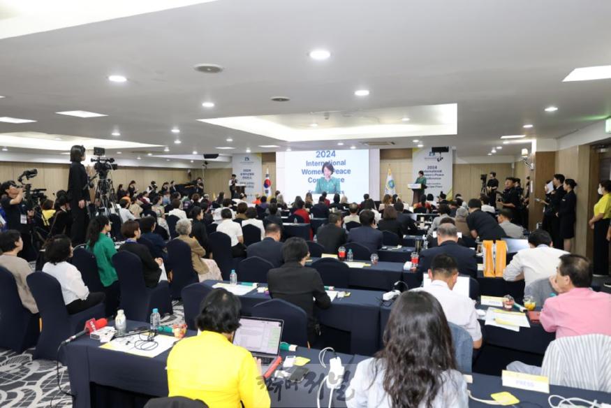 사진2. 윤현숙 ㈔세계여성평화그룹(IWPG) 대표가 19일 경기도 가평군 소재 켄싱턴리조트에서 열린 ‘2024 세계여성평화 콘퍼런스’에서 개회사를 하고 있다..JPG