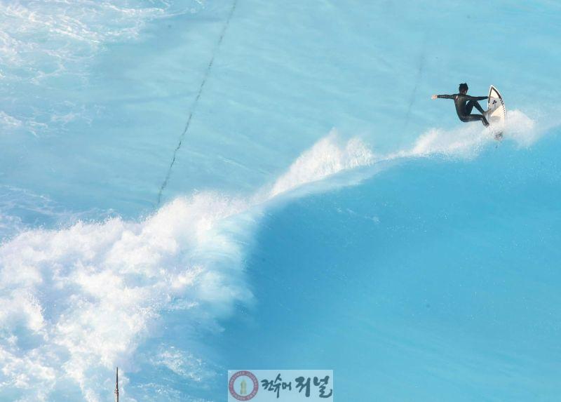 사진1_지난 20203년 거북섬 웨이브파크에서 열린 WSL 시흥코리아오픈 퀄리파잉 시리즈 3 000포인트 대회.JPG