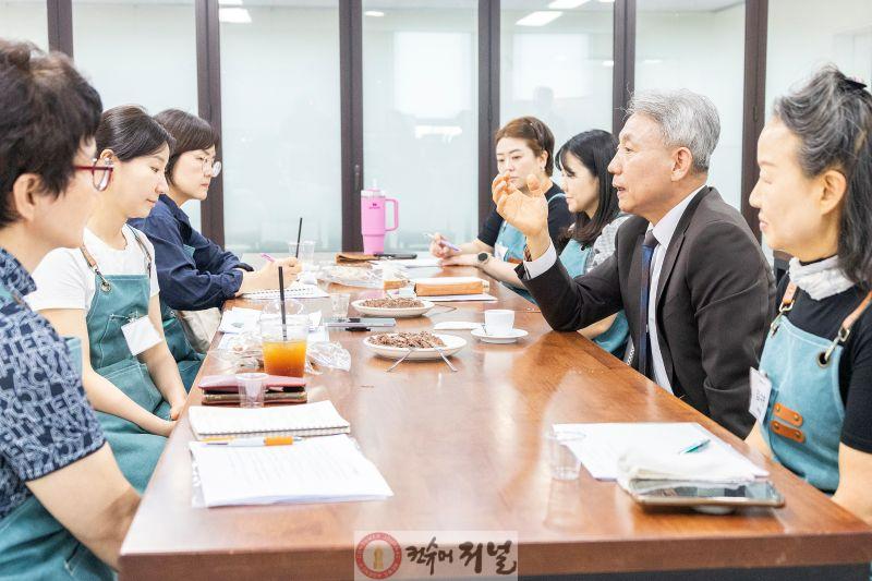 0529 윤환 계양구청장, 계양여성회관 ‘카페 취창업 대비반’ 교육 현장 방문 (2).jpg