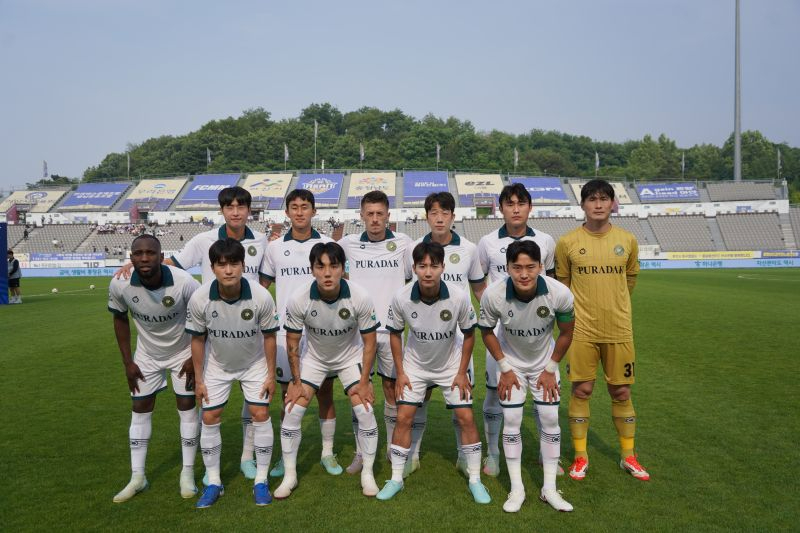 사진1. 경기 전 사진촬영중인 김포FC 선수단.jpg