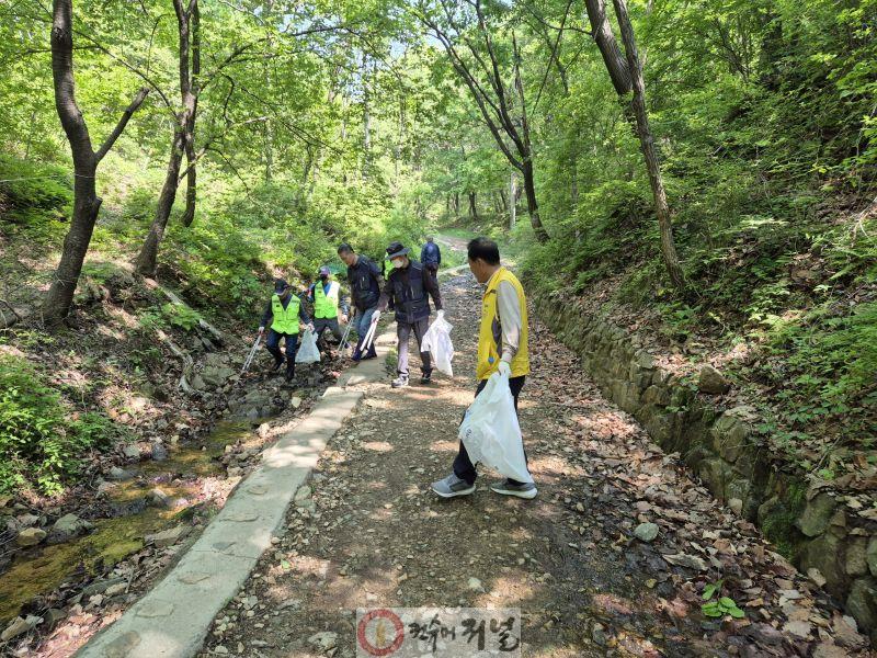 기획보도1-2_주민과 함께 환경정화 및 안전예방 활동을 진행하며 안전한 마을을 만들어 나간다.jpg