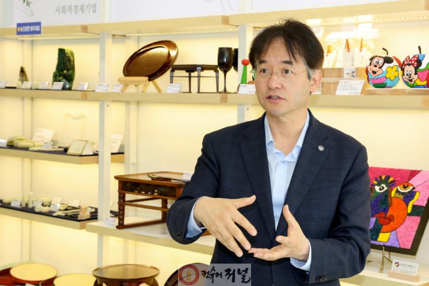 1. ‘2025 고양시 공예품 전시회’를 찾은 이동환 고양특례시장 (1).JPG