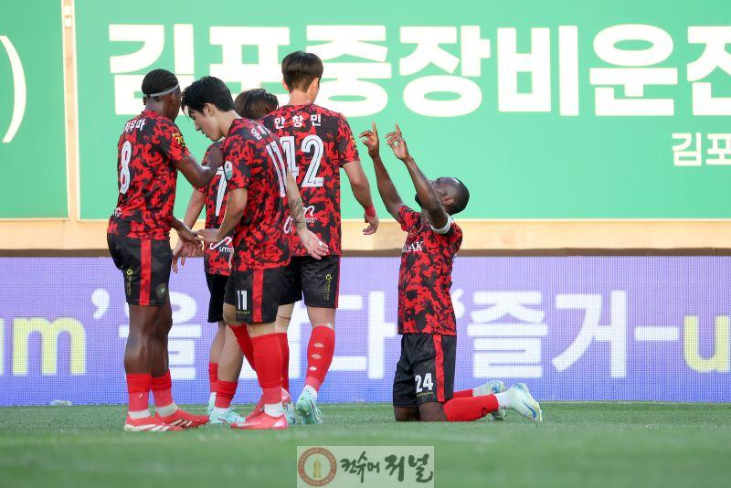 선제골을 기록한 루이스가 세레머니를 하고 있다..jpg