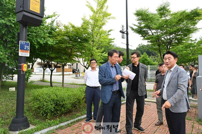 1.시민소통담당관(의정부시, 시민의 일상이 정책이 되는 현장소통 행정)7-새롬마을 현장시장실 및 로드체킹2.jpg