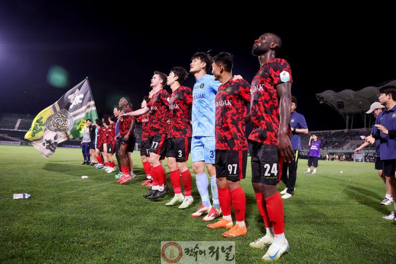 사진1. 지난 8일부터 김포FC는 해병대 유니폼 착용을 시작했다..jpg