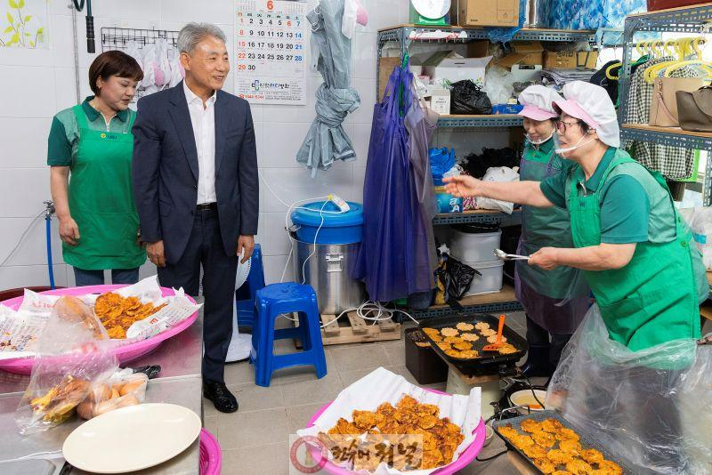 0613 윤환 계양구청장, 계양3동 새마을부녀회 바자회 현장 찾아 격려 (1).jpg