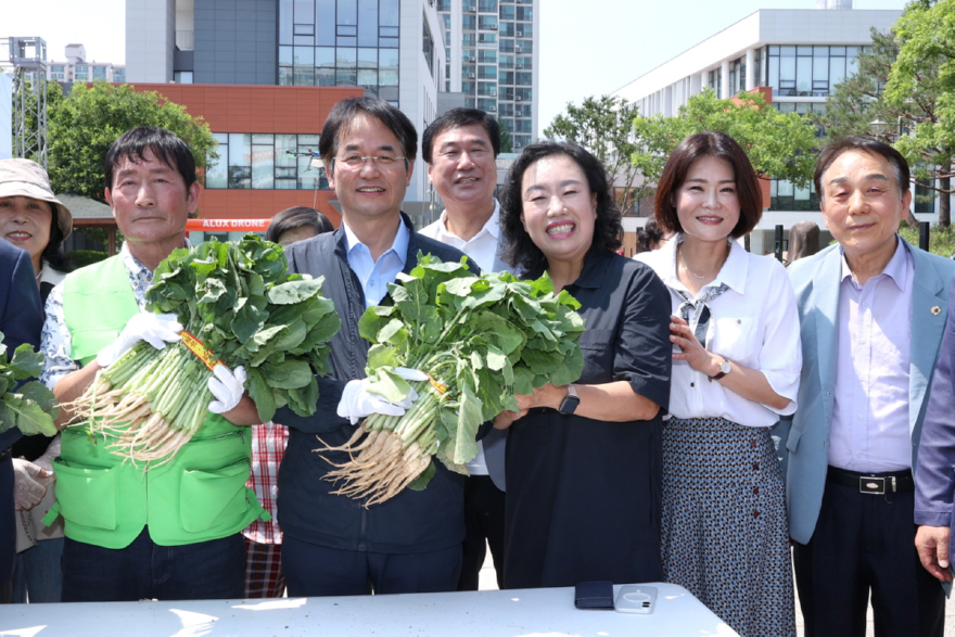 [포토] ‘제1회 고양시 일산열무 음식 축제’ 개막… “열무요리로 통했다” (2).jpg