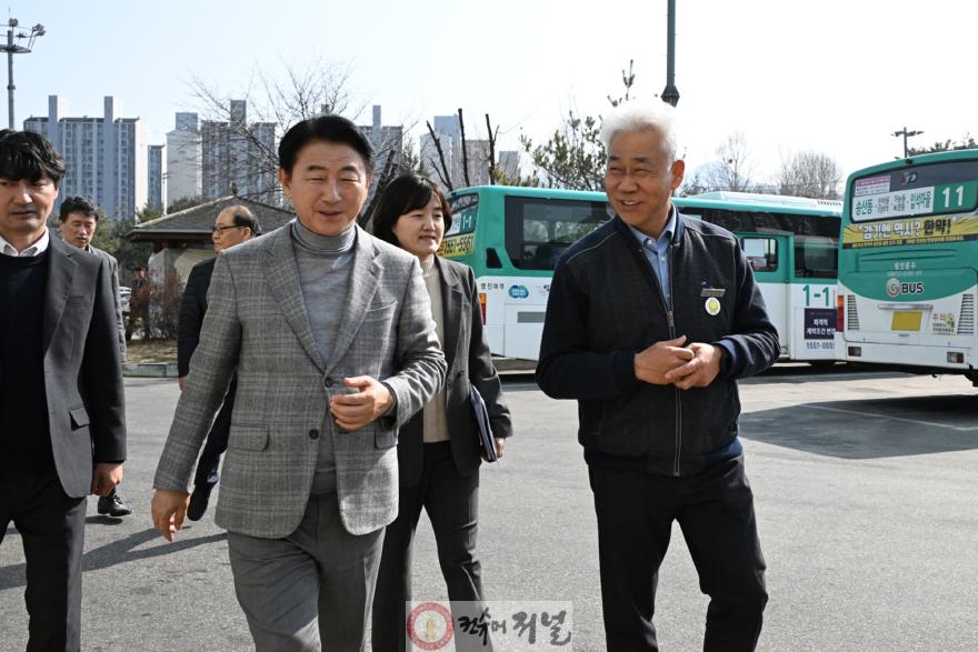 1.버스정책과(의정부시, 시내버스 공공관리제로 시민 일상 바꾼다)5-공영차고지 방문 후 시내버스 운수종사자 의견 청취.jpg