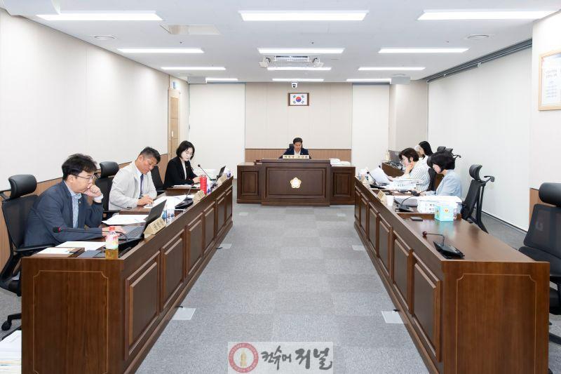 2025-06-18 김포시의회 예결위에서 2024회계연도 결산 승인안에 대해 심사하고 있는 모습.JPG