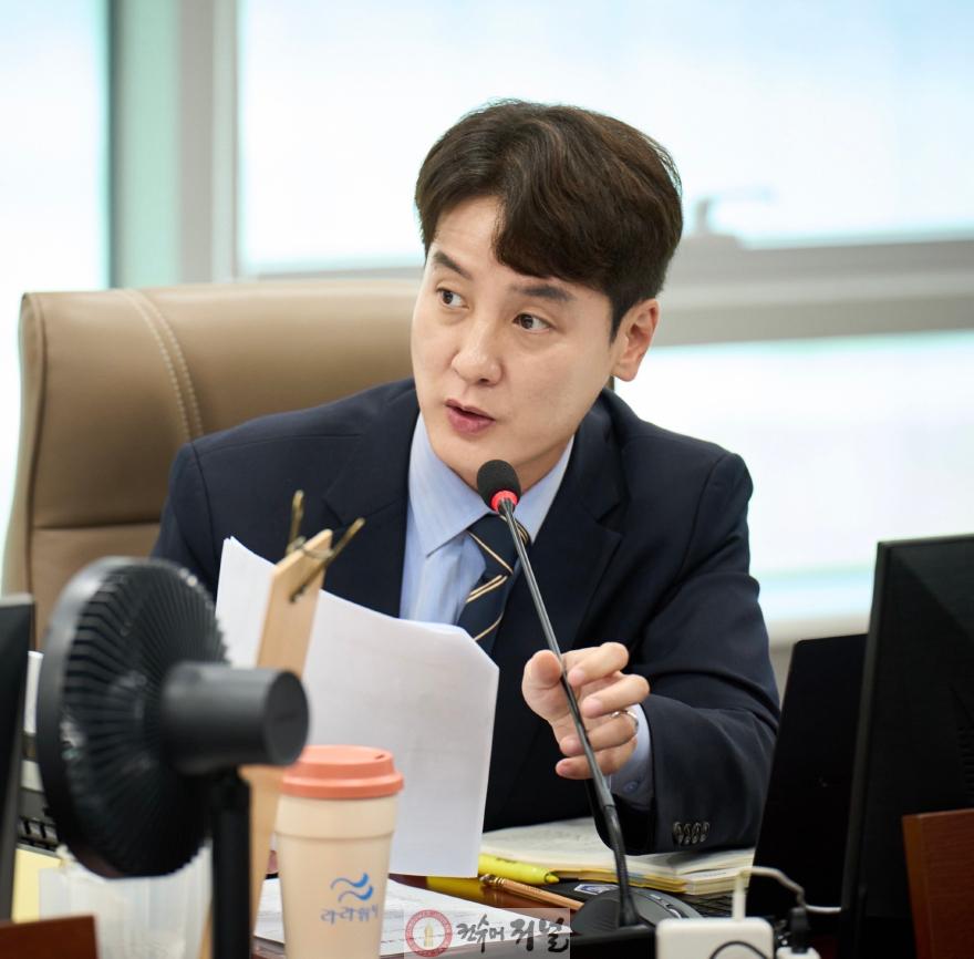250618 김일중 의원, 모듈러 교실 임대방식·교원연수 예산 축소 지적.jpg