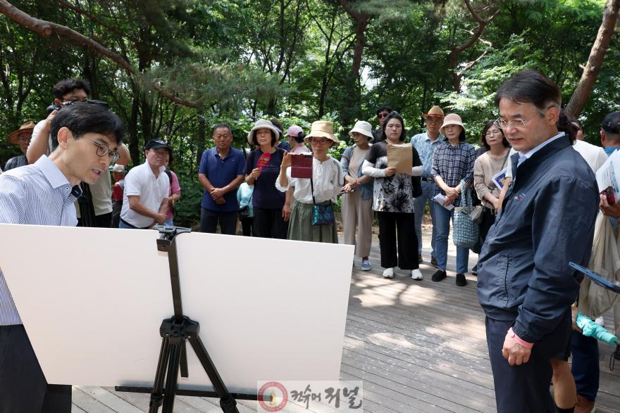 2. 이동환 고양시장, 도래울석탄공원 맨발길 조성 현장 방문…시민 곁에서 듣고 답하다 (1).jpg