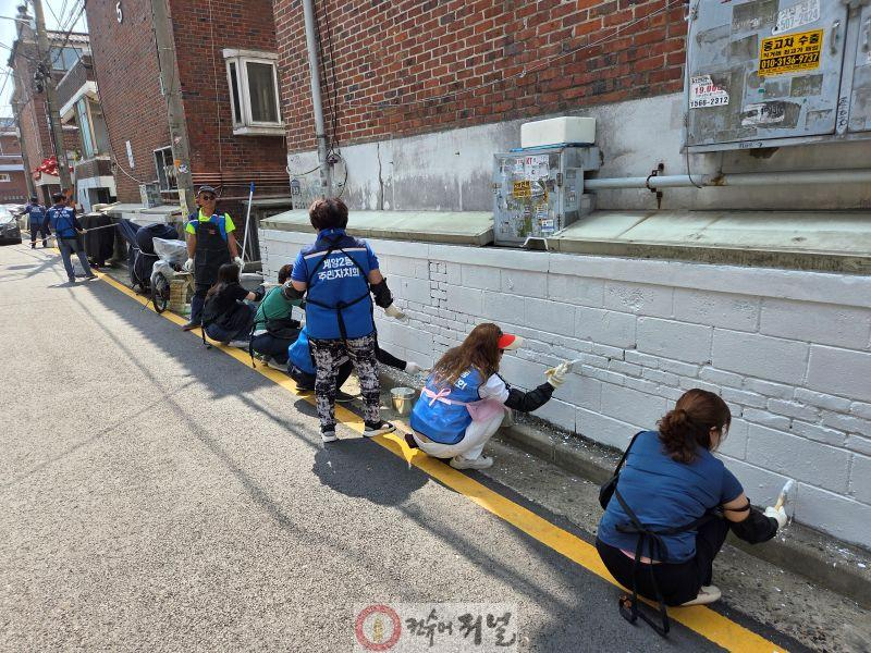 0619 계양2동 주민자치회, ‘담장 도색 봉사’로 마을에 새 옷 입혀 (1).jpg