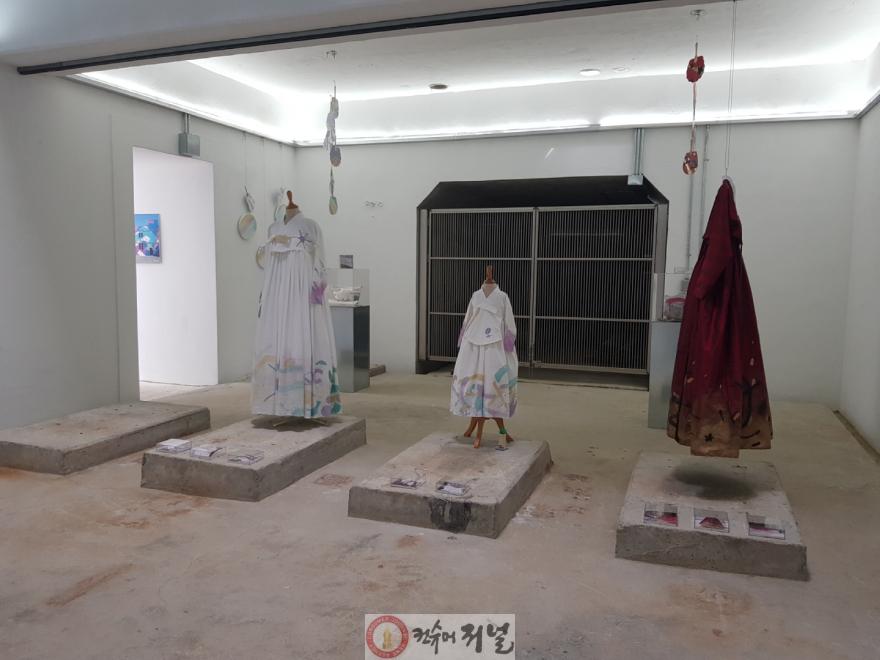 기획보도 사진4_맑은물상상누리 비포어에서 진행 중인 한복그래피티 전시.jpg