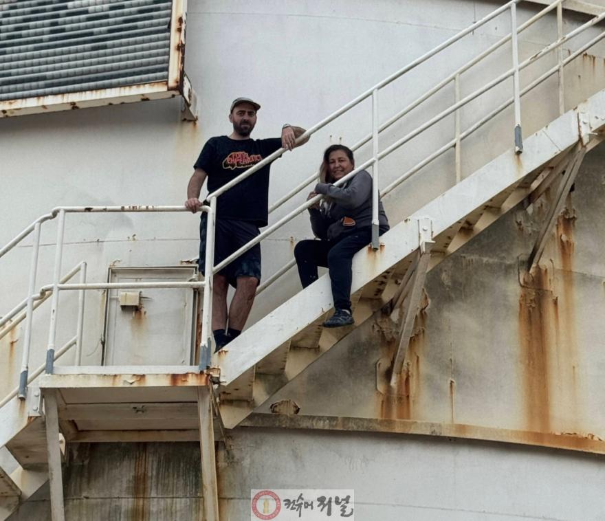 기획보도 사진5_놀이통 위에서 포즈를 취하고 있는 해리본즈와 무사71.jpg