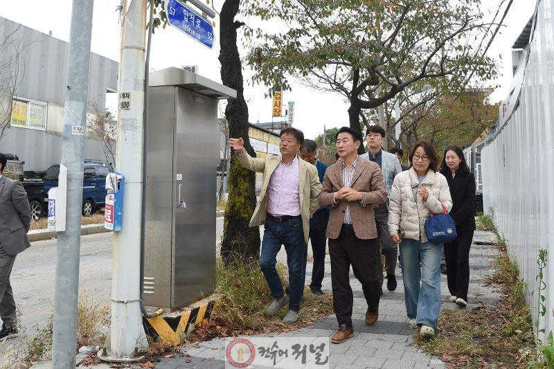 1.시민소통담당관(협치로 움직이는 의정부시…시민과 행정, 함께 만든 변화의 지도)4-입석마을 현장 점검.jpg