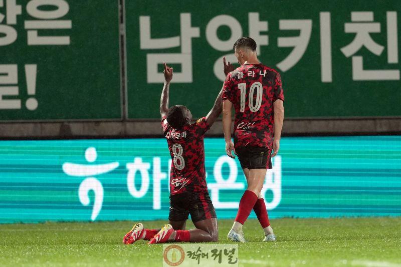 사진1. 지난 경남전 득점에 성공한 디자우마가 세레머니를 하고 있다..jpg
