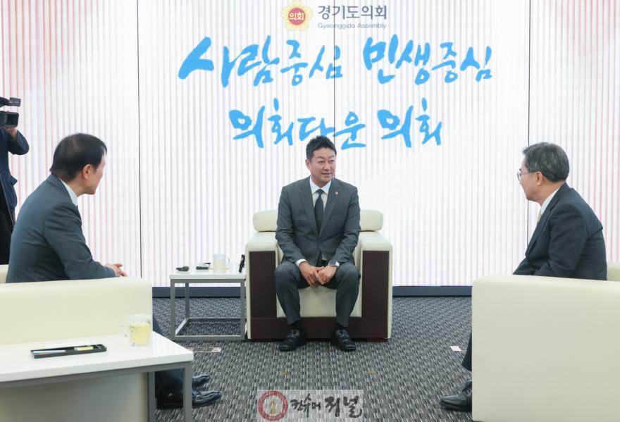 250627 김진경 의장, 김동연 지사-임태희 교육감과 ‘협치’로 노동 존중 실천 (1).jpg
