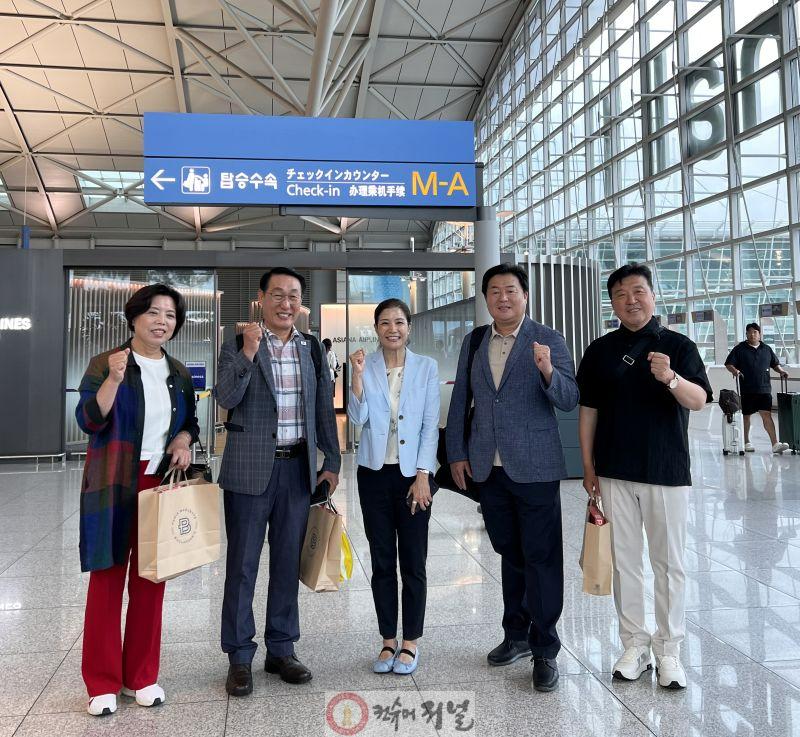 [수시보도] 유니세프 그린스쿨 현장 방문단이 6월 30일 인천공항에서 몽골로 출발 전 파이팅을 외치고 있다.(사진 왼쪽부터 신계용 과천시장, 이용록 홍성군수, 조미진 유니세프한국위원회 사무총장, 임병택 시흥시장, 최재구.jpg