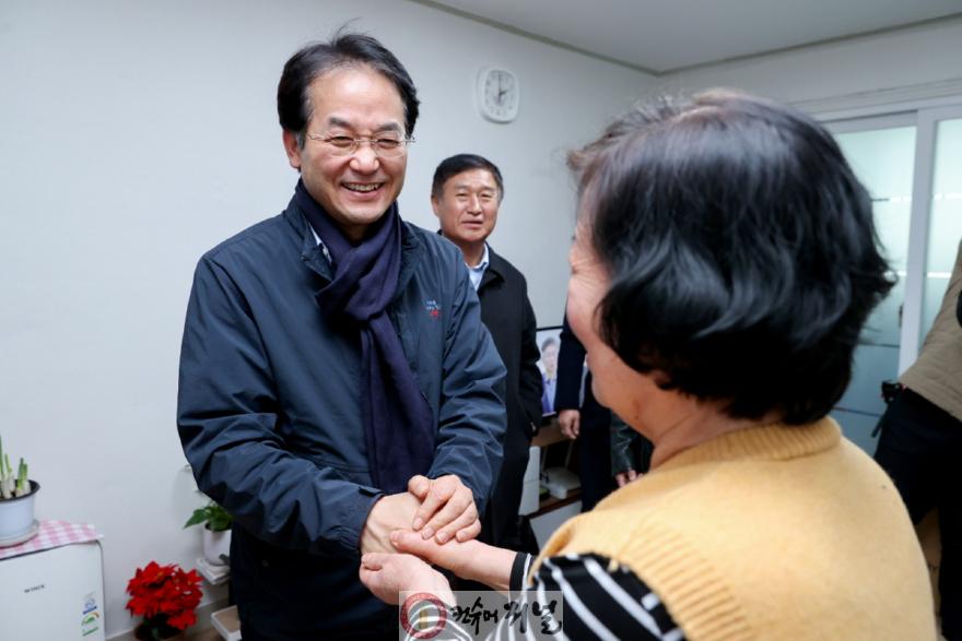 1-1. 집수리 지원사업이 완료된 가구에 방문한 이동환 고양특례시장.jpg