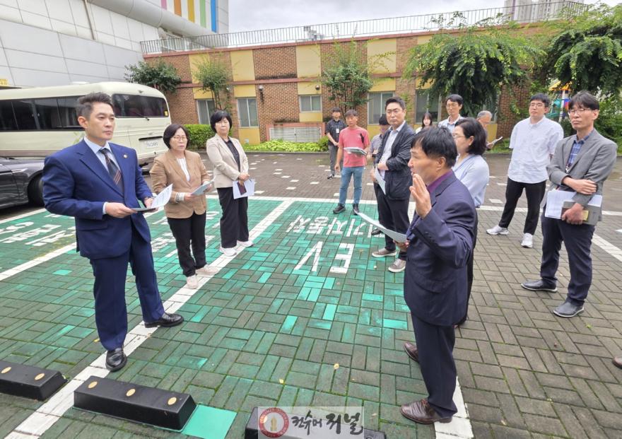 250718 미래과학협력위원회, 학교 내 전기차 충전시설 현장 점검 실시 (1).jpg