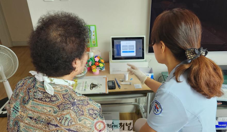 보도자료2 간호사가 가정을 방문해 사전 건강스크리닝을 실시하고 있다.jpg