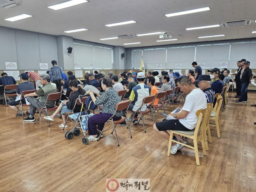 보도자료1 민생회복 소비쿠폰 신청 첫날 신천동 행정복지센터에서 신청자들이 대기하고 있다.jpg