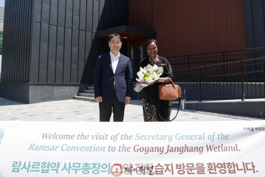 1-1. 지난해 5월 고양장항습지생태관을 방문한 무손다 뭄바 람사르협약 사무총장과 이동환 고양특례시장.jpg