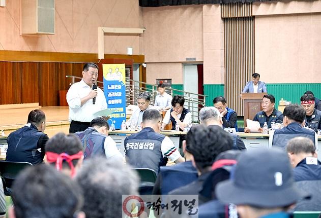 1. 김경일 파주시장, 이동시장실로 건설현장 근로자와의 격의 없는 소통 (1).jpg