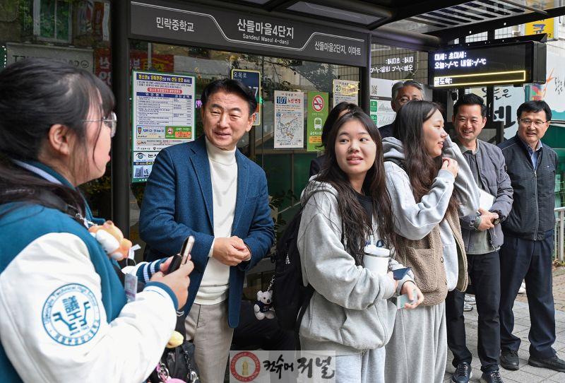 1.시민소통과(서울도, 교내도 더 가까이…시민 중심 교통정책 속도 내는 의정부시)5-2025년 2월 의정부 학생 통학버스 등굣길 현장 확인.JPG