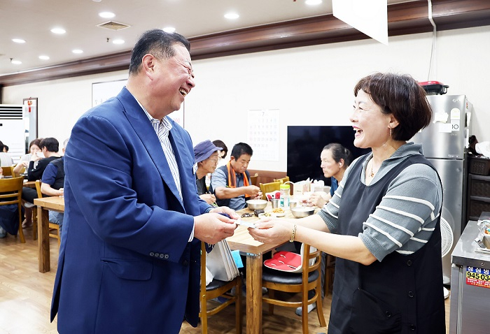 1. 김경일 파주시장, 문산자유시장에서 민생회복 소비쿠폰 사용 독려 (1).jpg