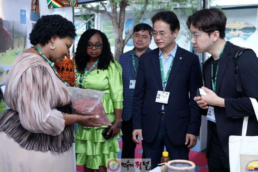 2. 유엔개발계획(UNDP) 울라우우나셰(Wulawunashe)에게 지역 특산품을 소개받는 이동환 고양특례시장.jpg