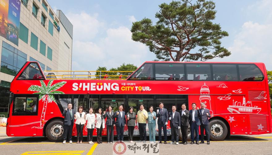보도자료1 시티투어 2층버스 시범운행을 앞두고 7월 25일 시관계자들이 기념촬영을 하고 있다.jpg