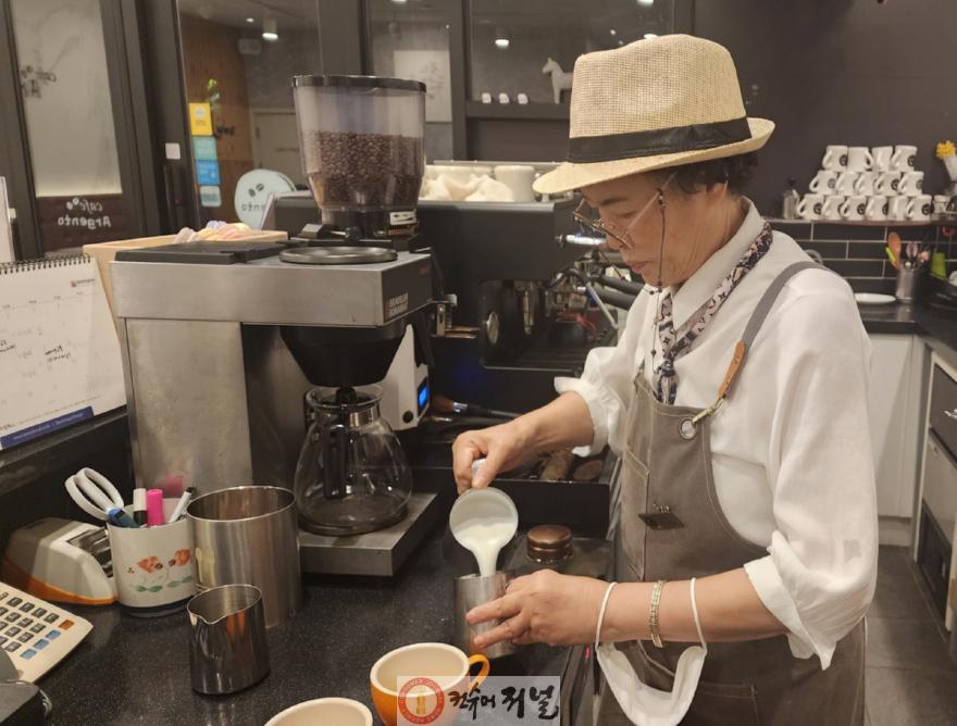 1-8. 실버카페에서 일하고 있는 실버바리스타.jpg