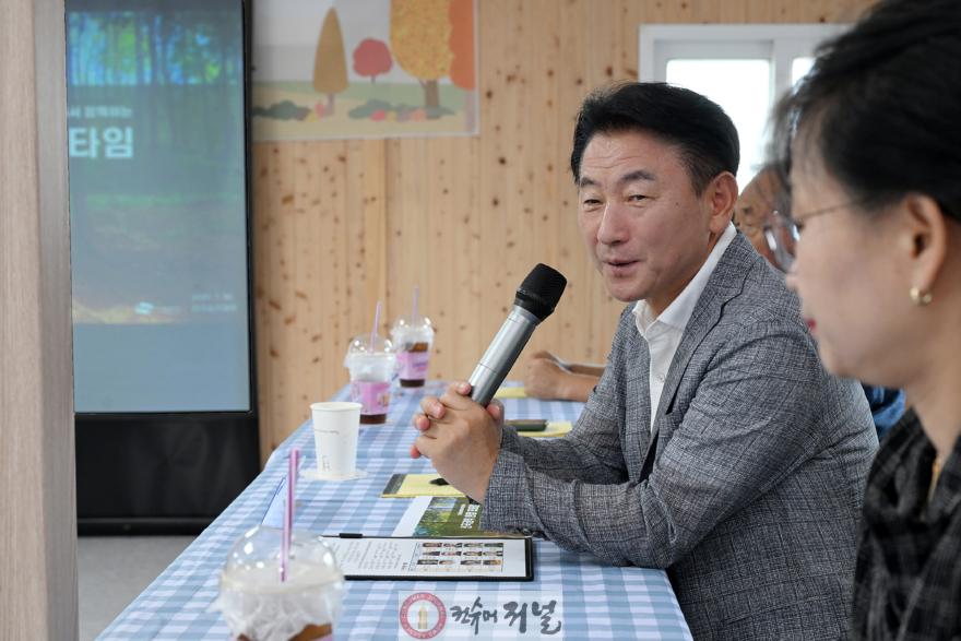1.송산3동자치민원과(의정부시, 도심 숲에서 시민과 소통하다…자일산림욕장 ‘현장 티타임’)1.jpg