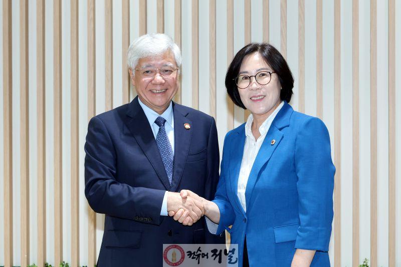 250731 서현옥의원, 베트남 조국전선중앙위원회 대표단 접견...한-베 경제협력 모델 확장 기대(1).jpg